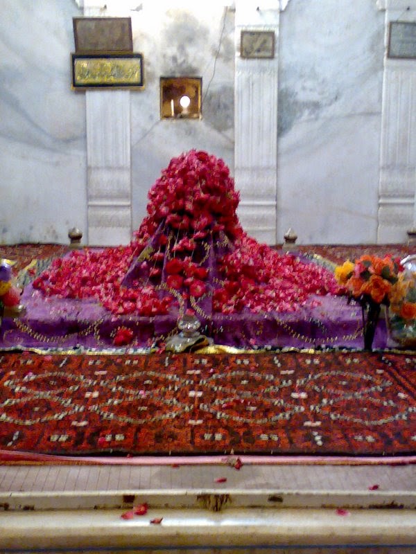 Tomb - Shrine of : Qutb-e-Aalam Madaar-e-Aazam Niyaz be Niyaz Hazrat Qibla Shah Niyaz Ahmed Alvi Barelvi Qadri Chisti Soharwardi Naqshbandi Nizami Sabri Faqri (R.A.)